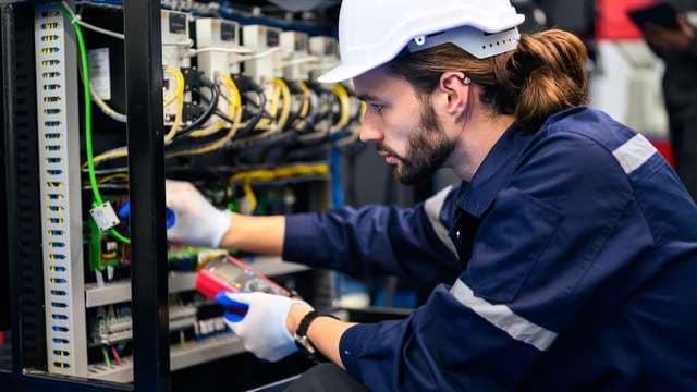 Minimizing Downtime: Why Cutting Maintenance Budgets is a Manager’s Most Expensive Mistake